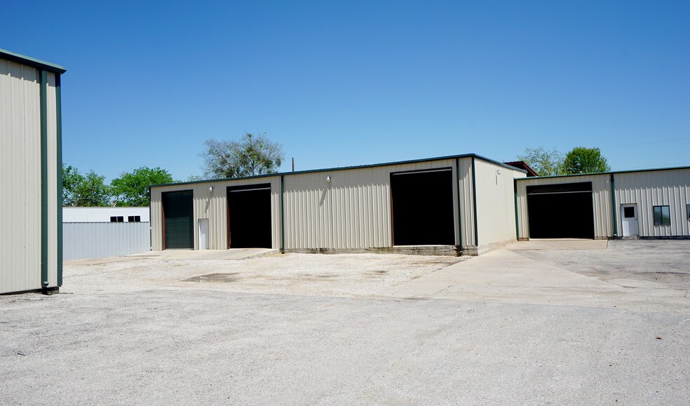 More Photos Of 18 Indian Meadows Dr, Round Rock Warehouse For Lease