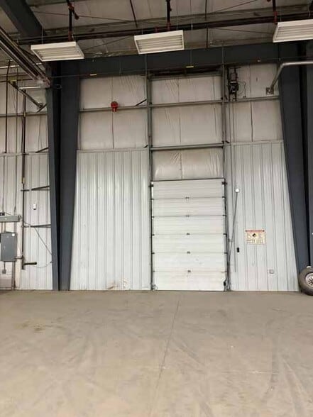 More Photos Of 105 Oak Crt, Anzac Warehouse For Sale