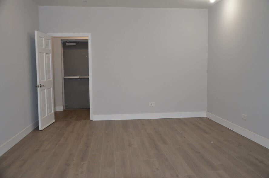 More Photos Of 510 Collins St, Joliet Unknown For Lease