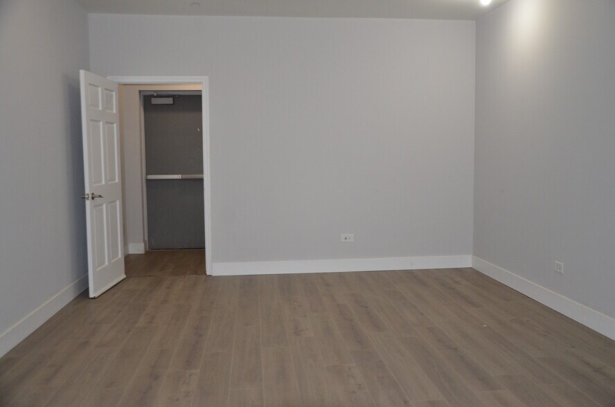 More Photos Of 510 N Collins St, Joliet Storefront For Lease