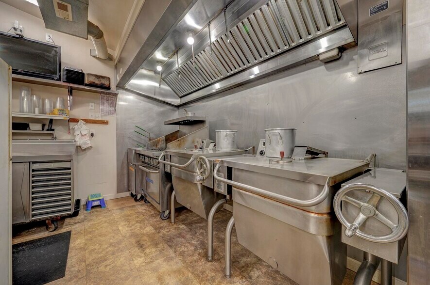 More Photos Of 100 Hill Ave, Spirit Lake Restaurant For Sale