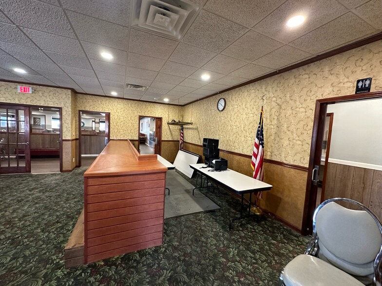 More Photos Of 102 E Park St, Taylorville Freestanding For Sale