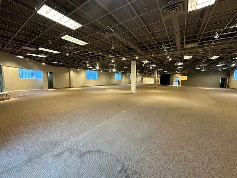 More Photos Of 220 Broadhollow Rd, Farmingdale Showroom For Sale