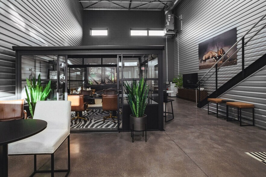 More Photos Of 15431 Fitzhugh Rd, Dripping Springs Showroom For Sale