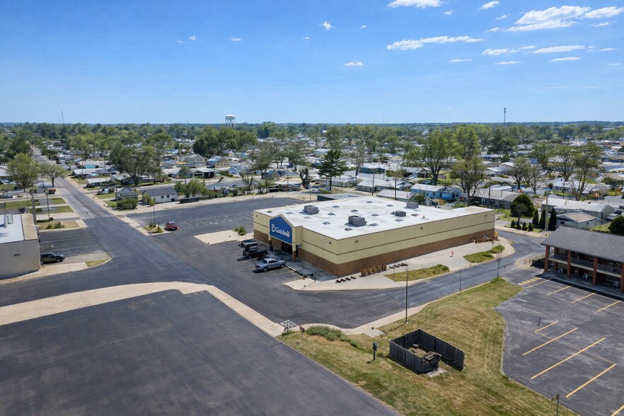 More Photos Of 1950 E Walnut St, Frankfort General Retail For Sale