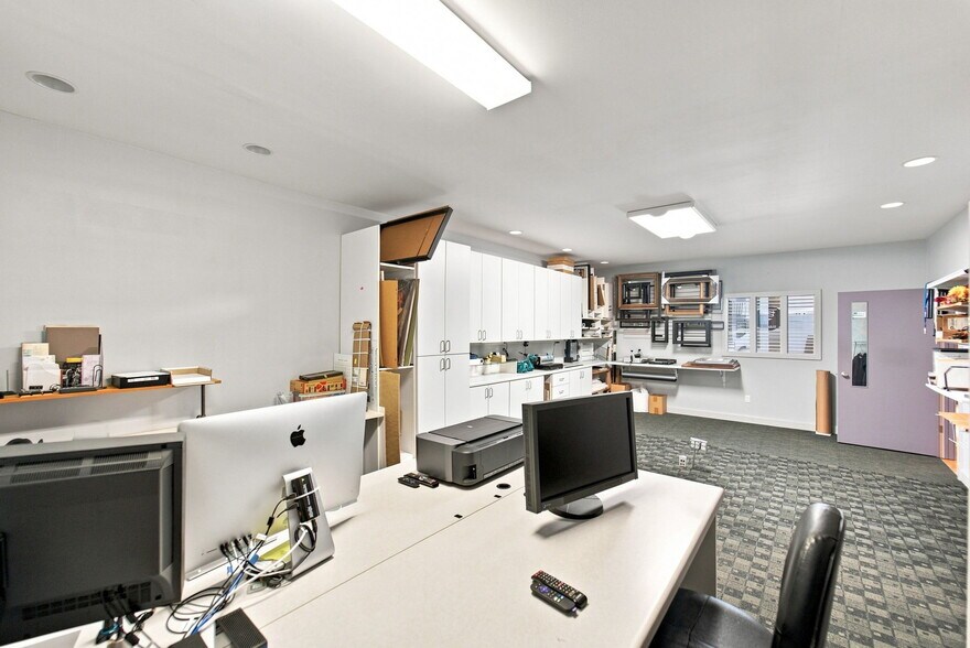 More Photos Of 121 E Bremer Ave, Waverly General Retail For Sale