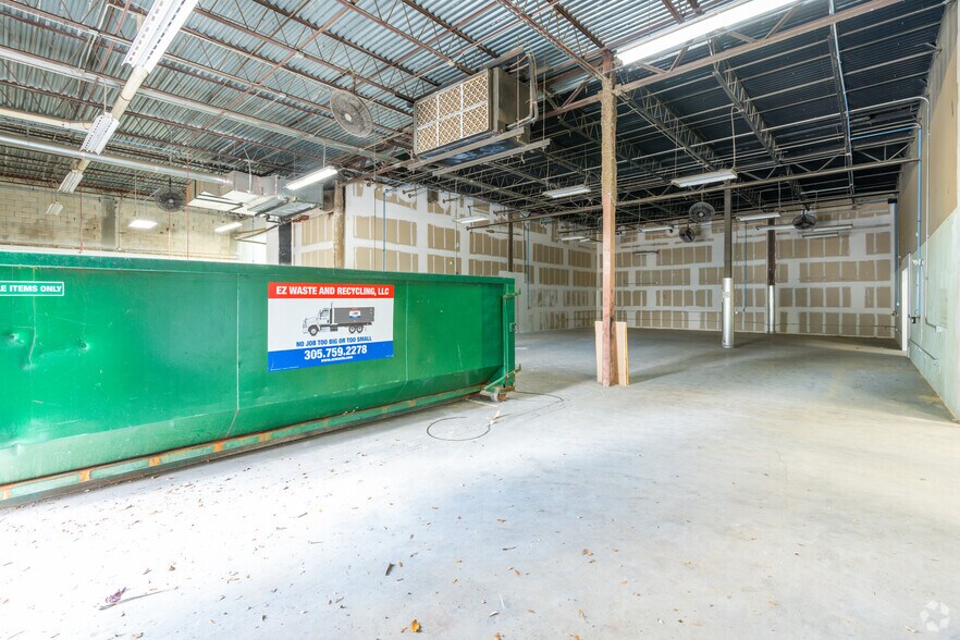 More Photos Of 900 Park Centre Blvd, Miami Gardens Showroom For Lease