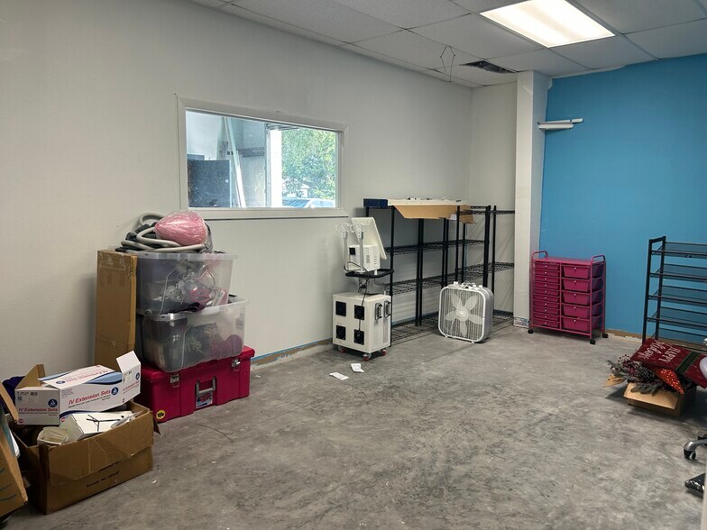 More Photos Of 2552-2558 Merchant Ave, Odessa Warehouse For Lease