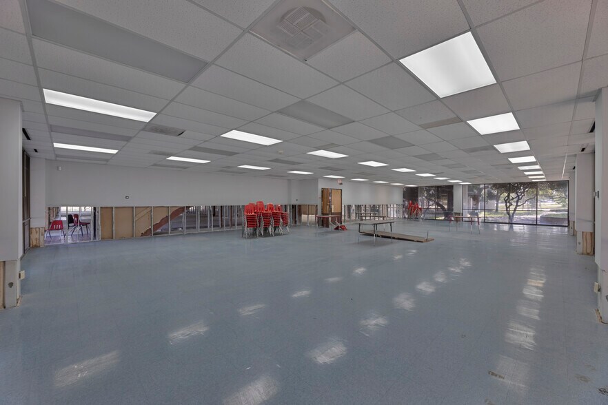 More Photos Of 4221 S Walton Walker Blvd, Dallas Office For Sale