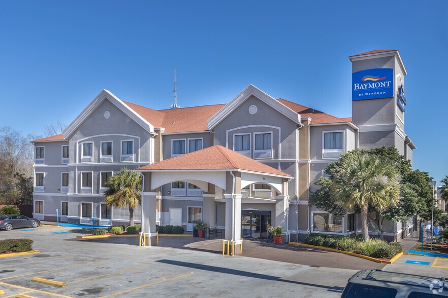 Primary Photo Of 900 Hwy 332, Clute Hotel For Sale