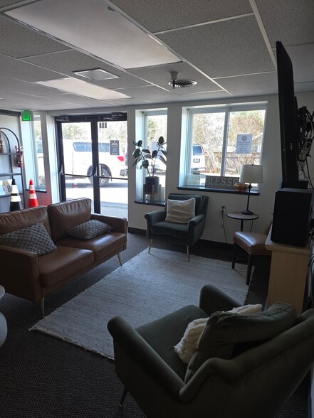 More Photos Of 215 NW 15th St, Newport Flex For Sale