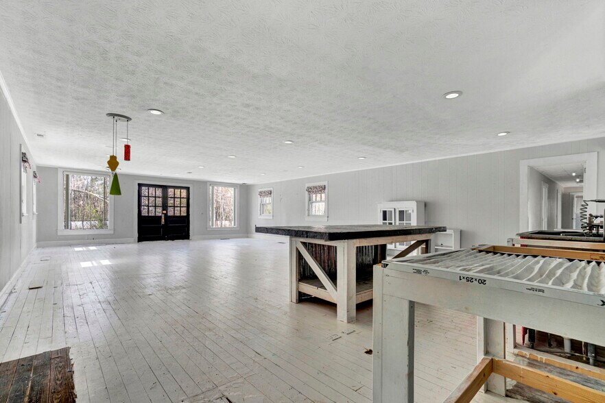 More Photos Of 12117 Highway 221, Woodruff Office For Sale