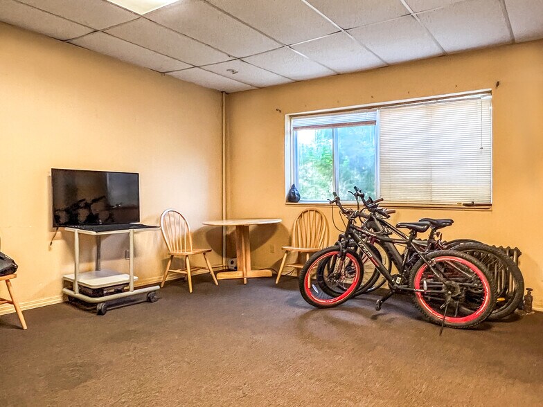 More Photos Of 153 Main St, Delhi Apartments For Sale