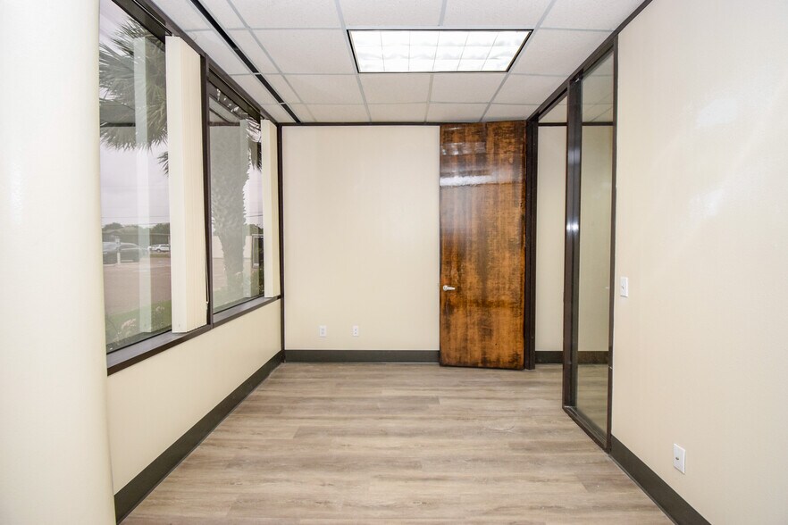 More Photos Of 5402 S Staples St, Corpus Christi Office For Lease
