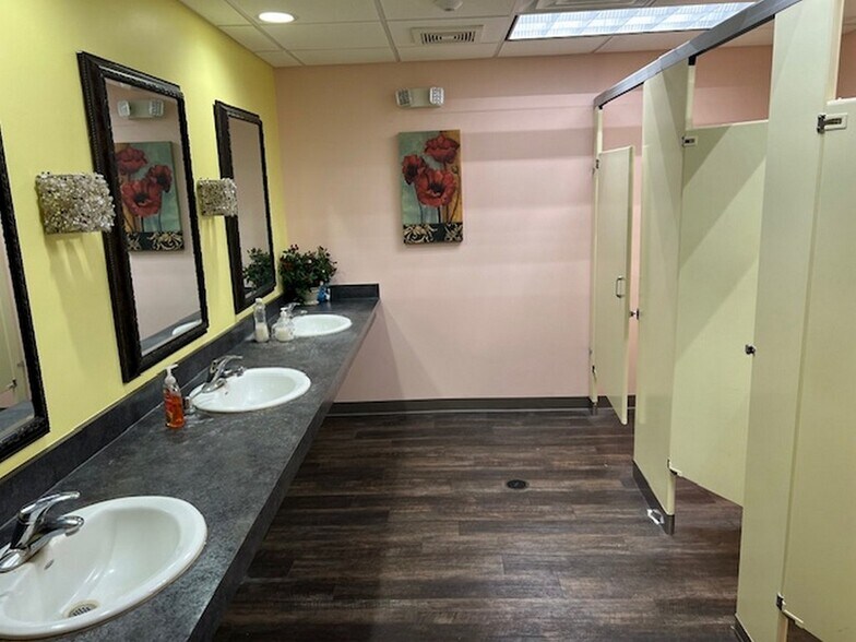 More Photos Of 1150 McConnell Rd, Woodstock Warehouse For Lease