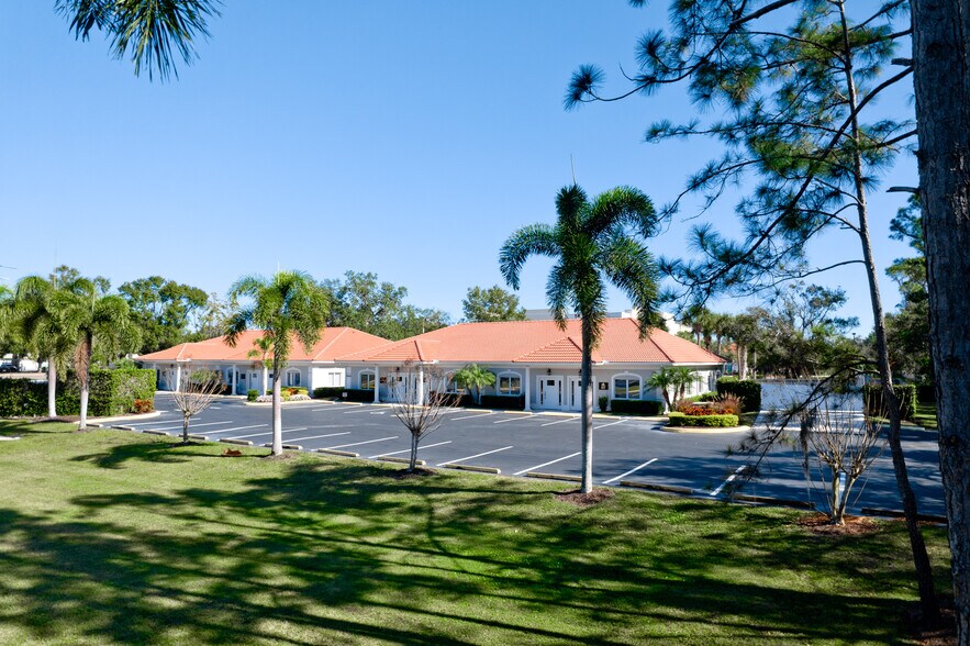 More Photos Of 2910-2914 University Pky, Sarasota Medical For Sale