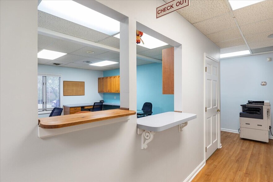 More Photos Of 10623 Crestwood Dr, Manassas Office For Sale