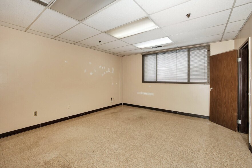 More Photos Of 50 Snake Hill Rd, West Nyack Warehouse For Lease