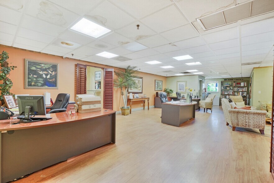 More Photos Of 4351 NE 12th Ter, Oakland Park Restaurant For Lease