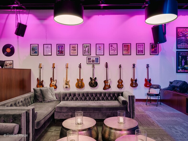 More Photos Of 610-642 Anthony Trl, Northbrook Light Distribution For Sale