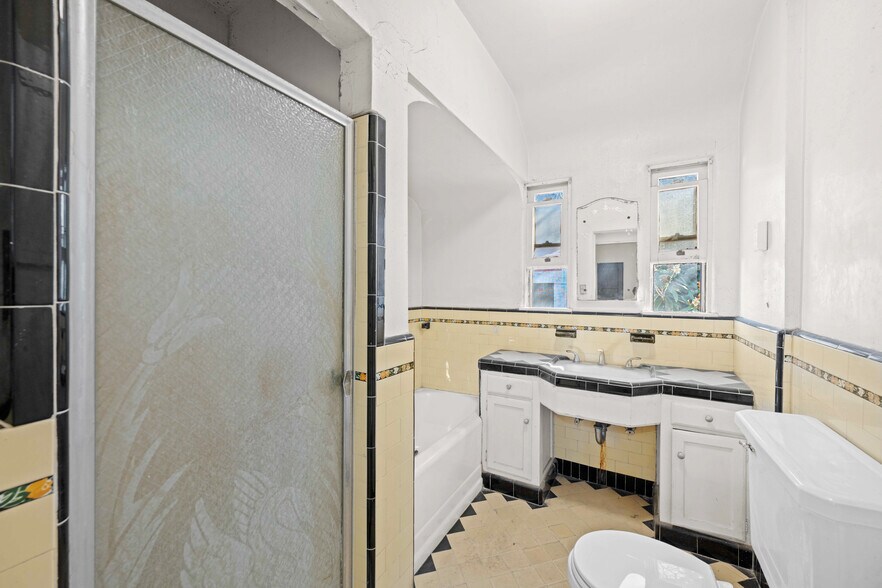 More Photos Of 2106 Valentine St, Los Angeles Apartments For Sale