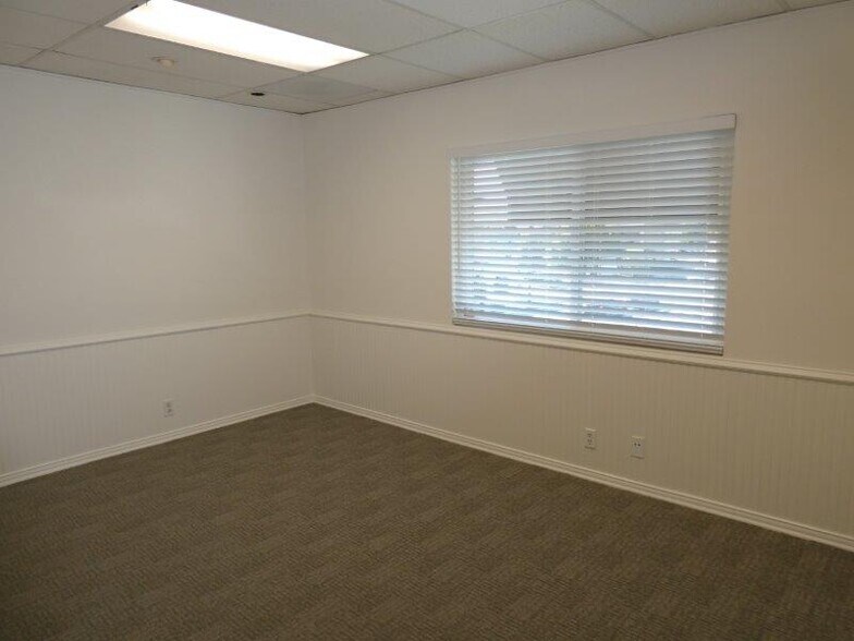 More Photos Of 447 W Burchett St, Glendale Office For Sale