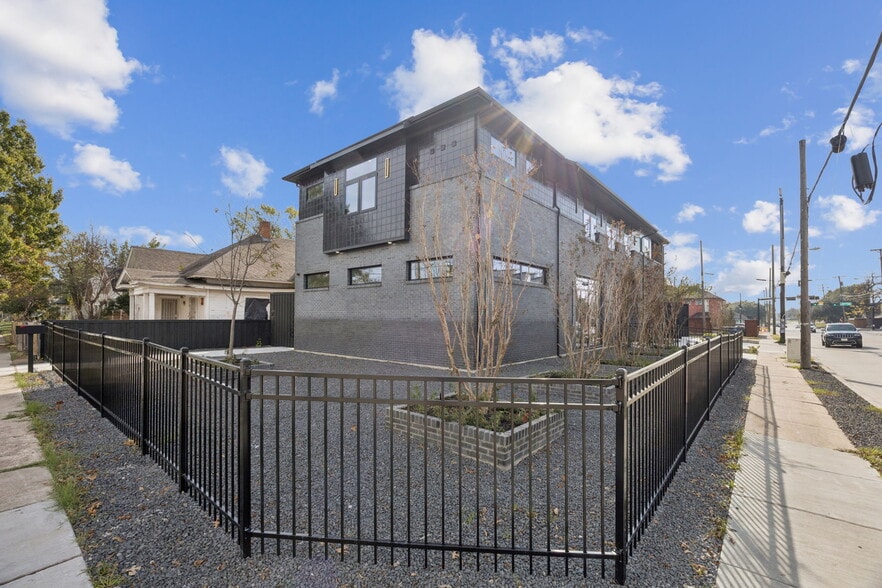 More Photos Of 446 Tyler St, Dallas Office For Sale