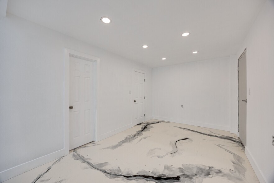 More Photos Of 3802 Houston St, Austin Showroom For Lease