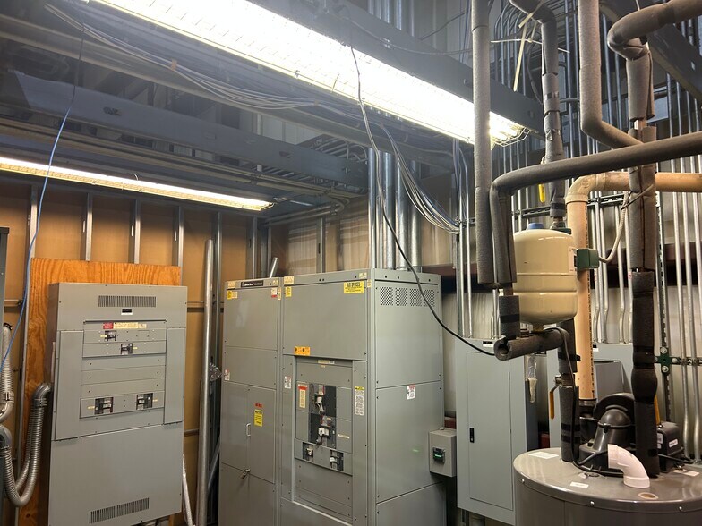 More Photos Of 450 Gateway Dr, Reading Manufacturing For Sale