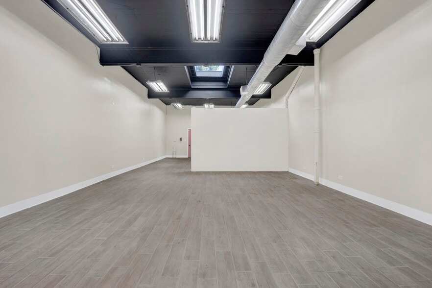 More Photos Of 7055 N Clark St, Chicago Storefront Retail Residential For Lease