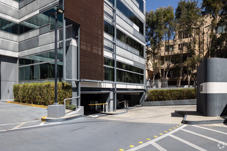 More Photos Of 1640 S Sepulveda Blvd, Los Angeles Office For Lease