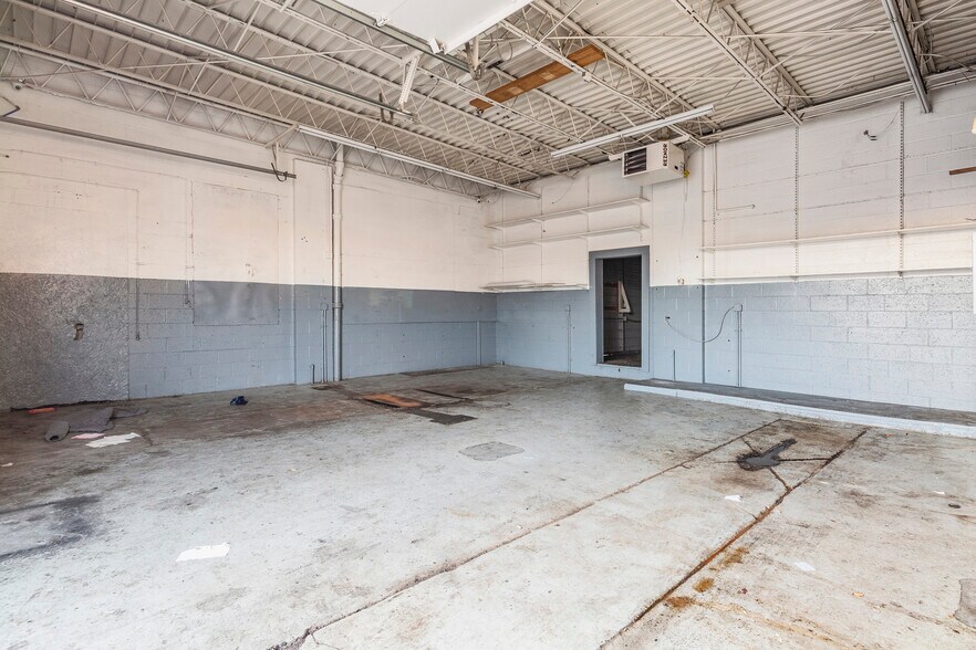 More Photos Of 3470 Taylor Blvd, Louisville General Retail For Lease