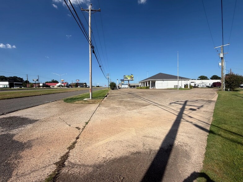 More Photos Of 9361 Mansfield Rd, Shreveport Office For Sale