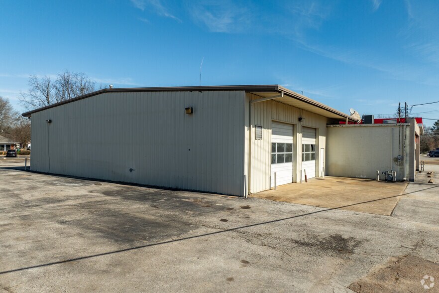 More Photos Of 1911 S Highland Ave, Jackson Service Station For Lease
