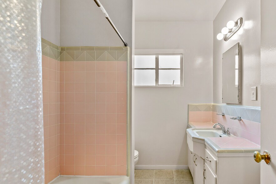 More Photos Of 123-129 N Jackson St, Glendale Apartments For Sale