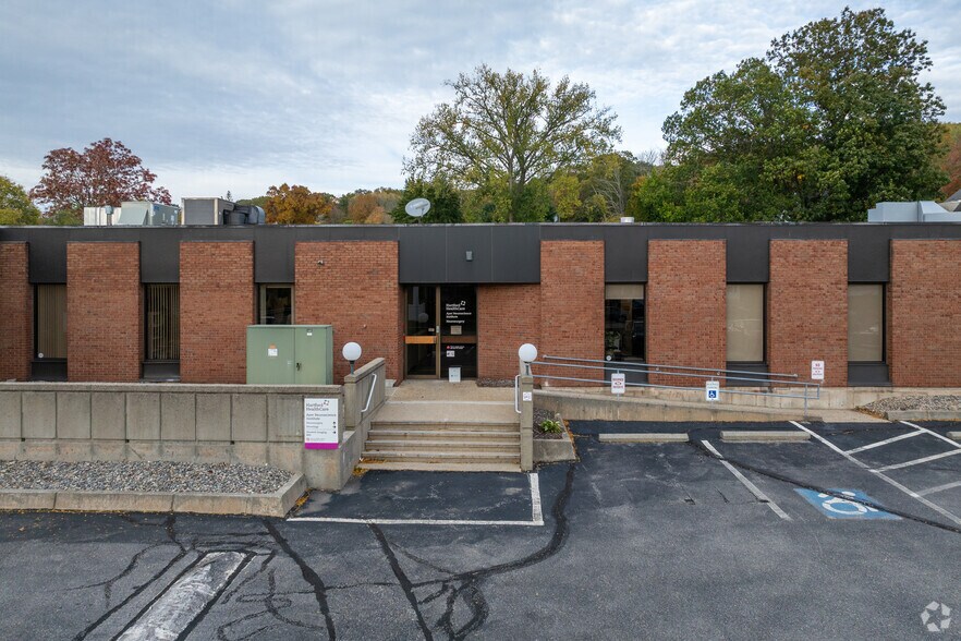 More Photos Of 1 Towne Park Plz, Norwich Medical For Lease