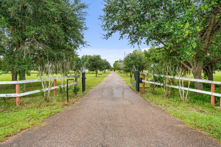 More Photos Of 23111 FM 1462 Rd, Damon Land For Sale