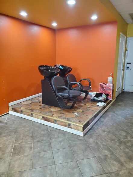 More Photos Of 235 Deer Park Ave, Babylon General Retail For Lease