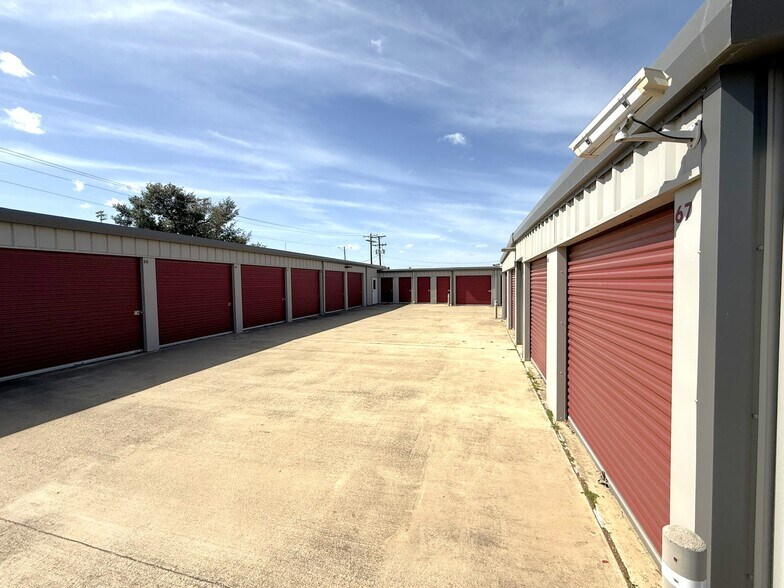 More Photos Of 801 W Brown St, Hearne Self Storage For Sale