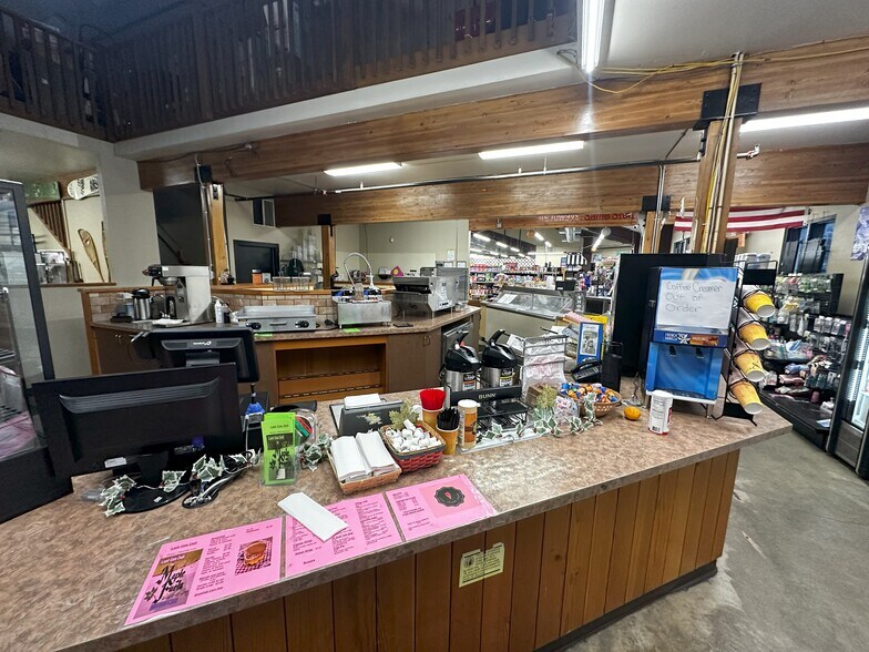 More Photos Of 7797 Silver Lake Rd, Maple Falls Service Station For Sale