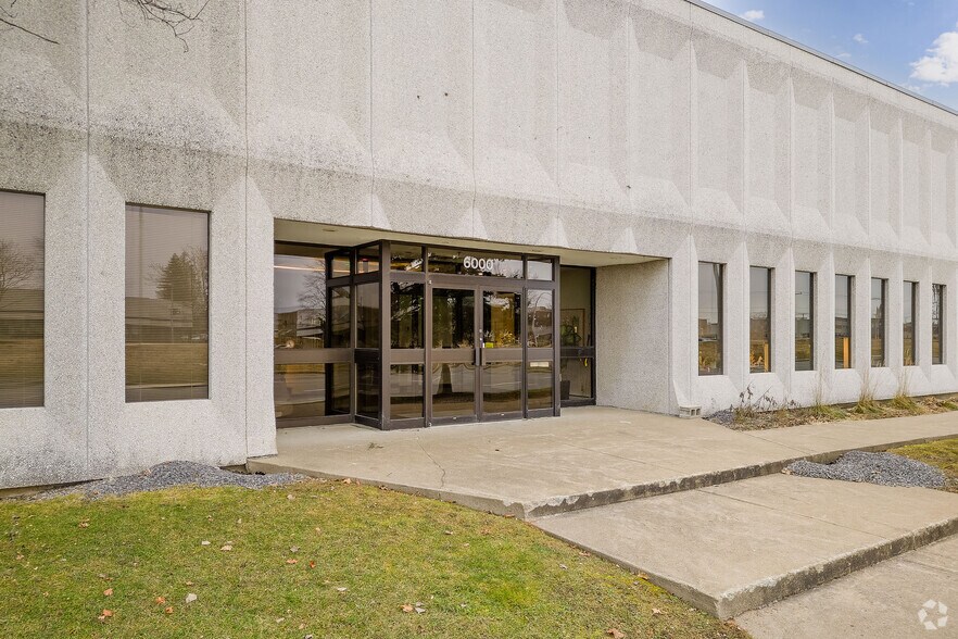 More Photos Of 6000 Boul Thimens, Montréal Warehouse For Sale