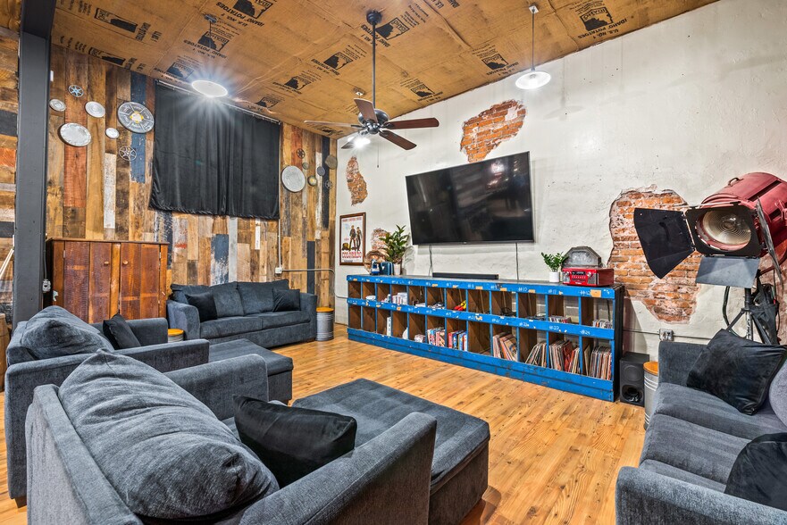 More Photos Of 120 S 3rd St, Victor Restaurant For Sale