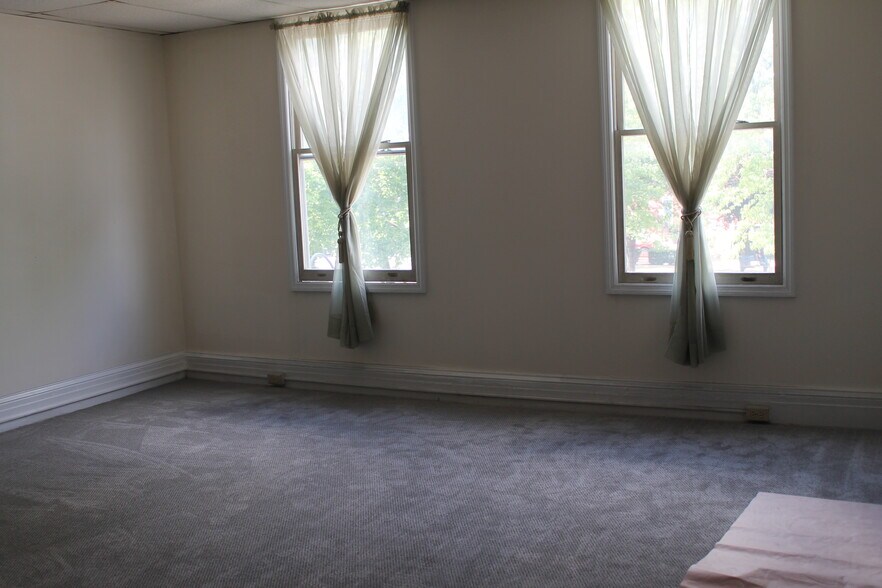More Photos Of 12 Park Pl, Hudson Storefront Retail Residential For Lease
