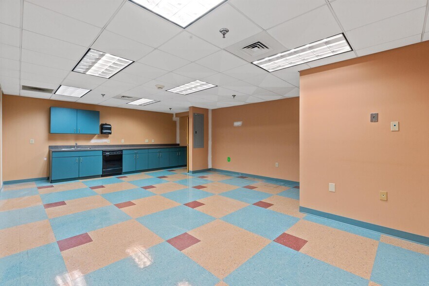 More Photos Of 1820 Midpark Rd, Knoxville Light Distribution For Lease