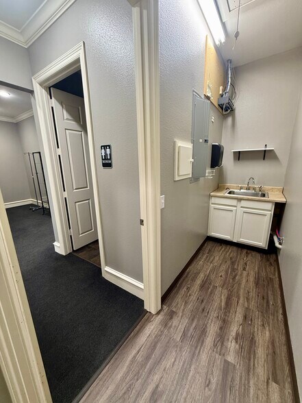 More Photos Of 641 S Broadway Ave, Tyler Unknown For Lease