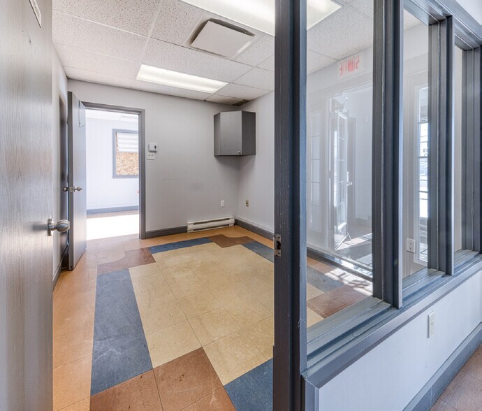 More Photos Of 2711-2715 Louis-XIV Boul, Québec Manufacturing For Lease