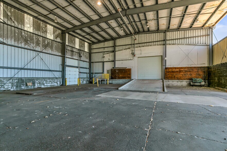 More Photos Of 1990 NW Washington Blvd, Grants Pass Warehouse For Sale