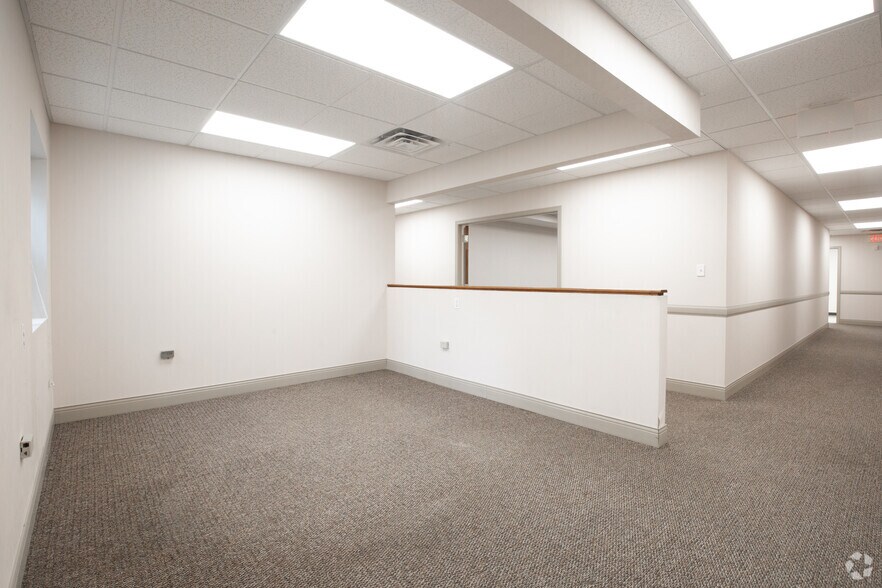 More Photos Of 170 N Country Rd, Port Jefferson Office For Lease