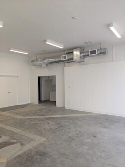More Photos Of 18444 Ventura Blvd, Tarzana Service For Lease