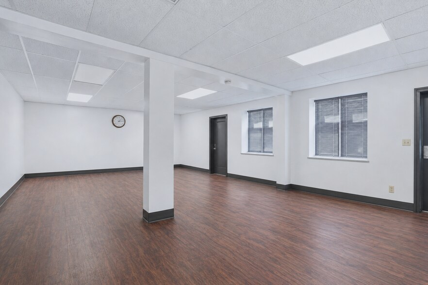 More Photos Of 118 Grand St, Kingston Freestanding For Sale